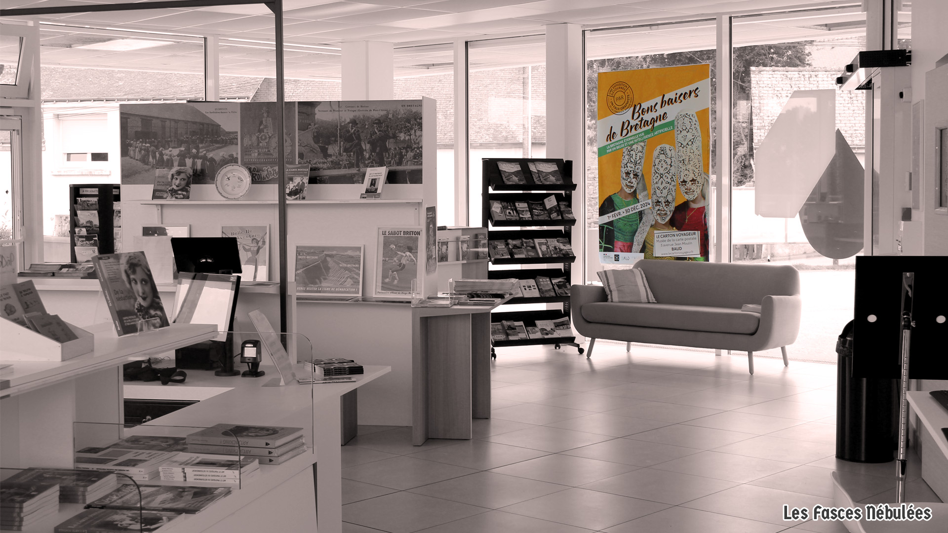 Affiche de l'exposition temporaire Bons baisers de Bretagne à l'accueil du musée