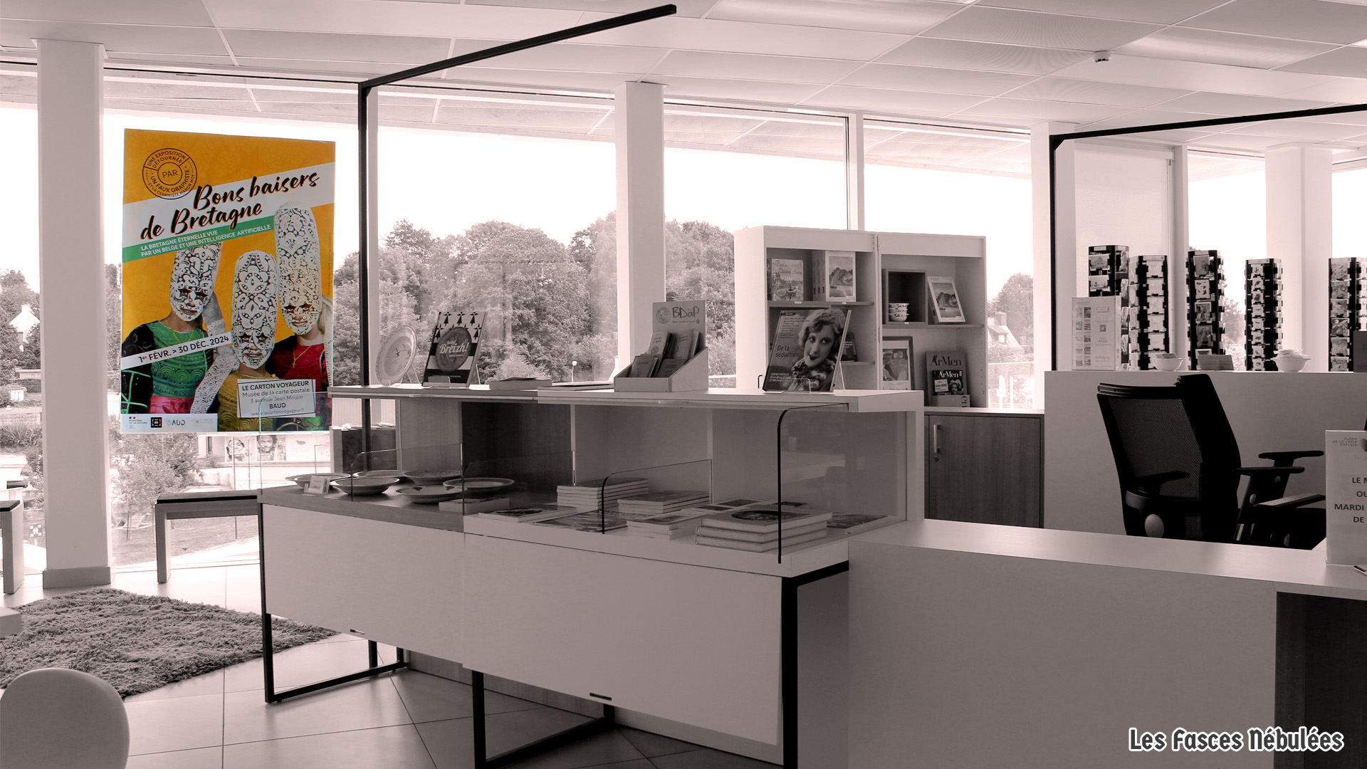 Affiche de l'exposition temporaire Bons baisers de Bretagne à l'accueil du musée