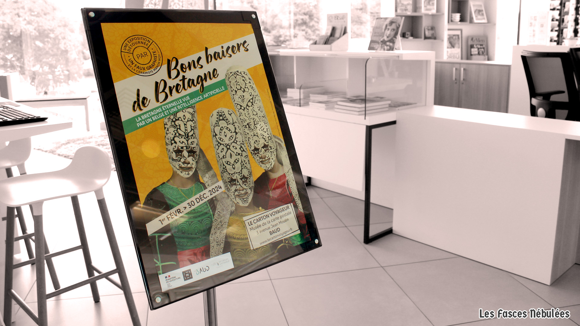 Affiche de l'exposition temporaire Bons baisers de Bretagne à l'accueil du musée