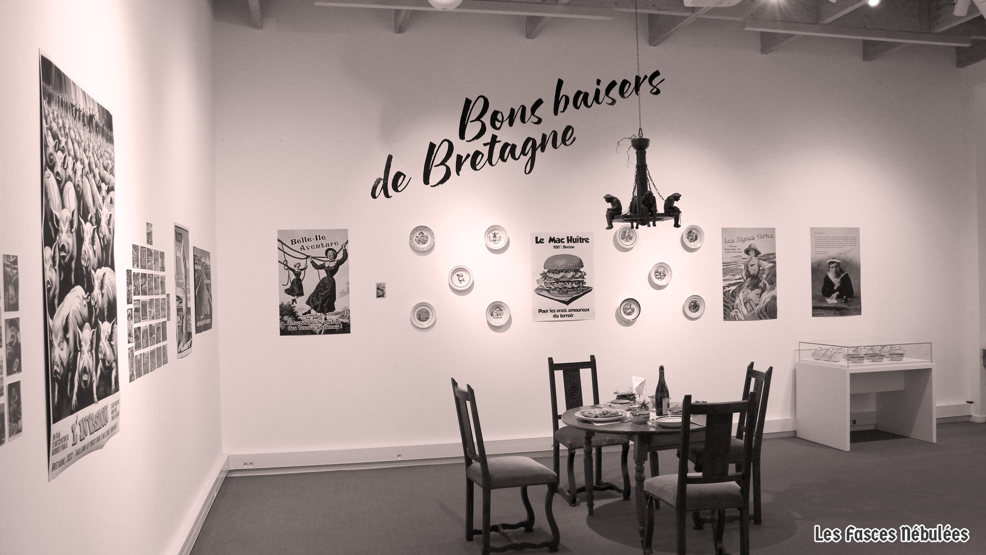 Adhésif du lettrage Bons baisers de Bretagne au sein de l'exposition